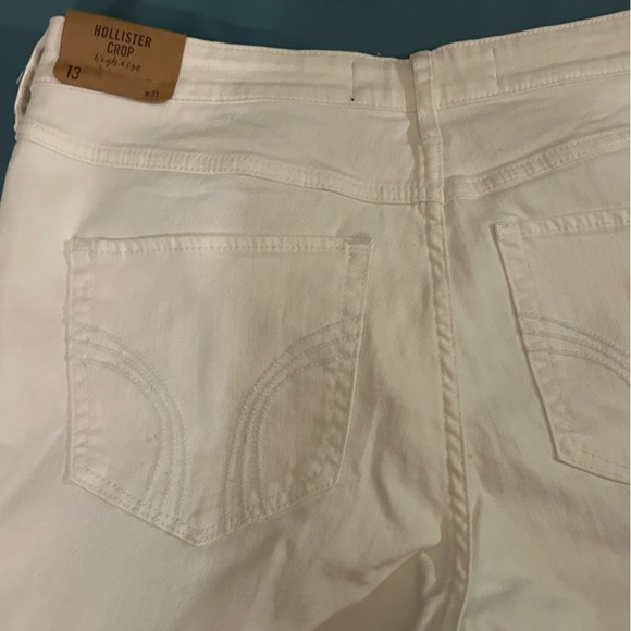NWT women’s White Hollister Distressed Jeans. - Picture 9 of 9